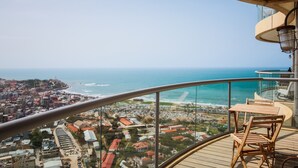A balcony with a view of the sea and a cityscape. - MIKLAT Luxury Condo & Spectacular View by FeelHome (Tel Aviv - Jaffa)