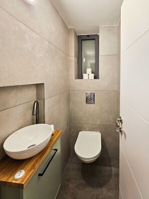 Badekar, hårføner og håndklær