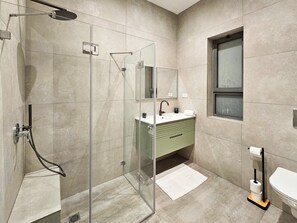 Baignoire, sèche-cheveux, serviettes fournies