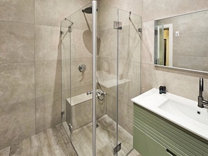Badewanne, Haartrockner, Handtücher