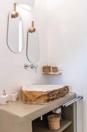 Suihku, hiustenkuivaaja, pyyhkeet, saippua