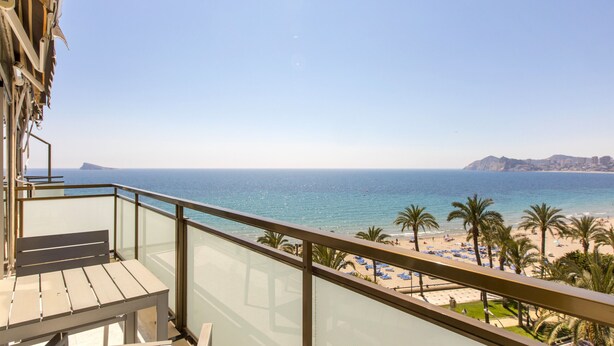 A balcony with a view of a beach, palm trees, and a clear sky. - Flats Friends Atlantida 1 bedroom penthouse superior (Benidorm)
