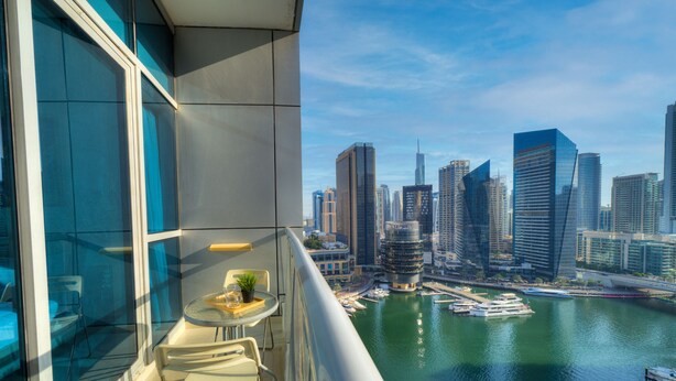 Luxury Apartment | Balcony - Contemporary One Bedroom with Full Marina View (Dubai)