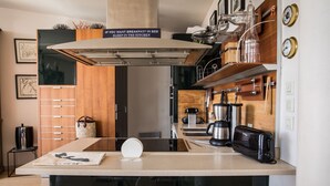 Una cocina moderna con una isla central, una cafetera y un tostador.