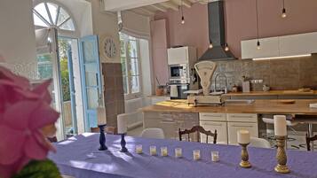 Réfrigérateur, micro-ondes, four, plaque de cuisson