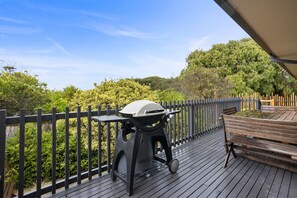 Outdoor dining - This revamped quintessential holiday home, prime location (sleeps 8) (Sorrento)