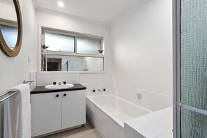 Towels, toilet paper - This revamped quintessential holiday home, prime location (sleeps 8) (Sorrento)