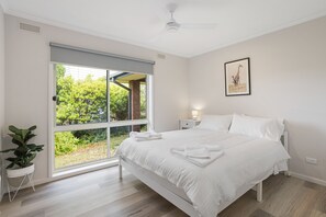 3 bedrooms, WiFi, bed sheets - This revamped quintessential holiday home, prime location (sleeps 8) (Sorrento)