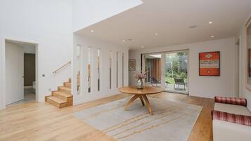 ํ์ฐ์ค, ์นจ๋(์ฌ๋ฌ ๊ฐ) | ๊ฑฐ์ค | ๋์งํธ ์ฑ๋ ์์ฒญ์ด ๊ฐ๋ฅํ 30์ธ์น TV