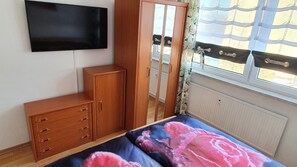 2 bedrooms, travel cot, WiFi, bed sheets