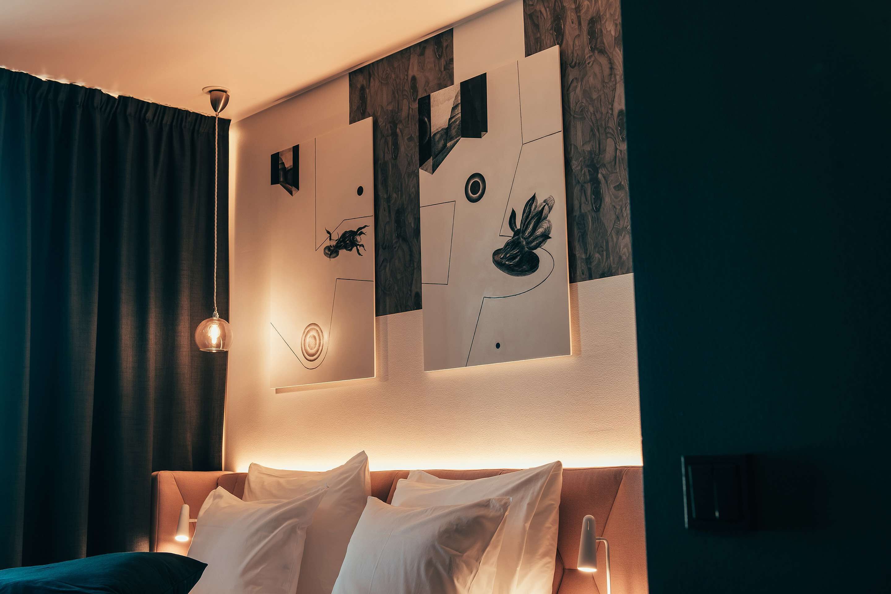 art exhibit king room | property amenity