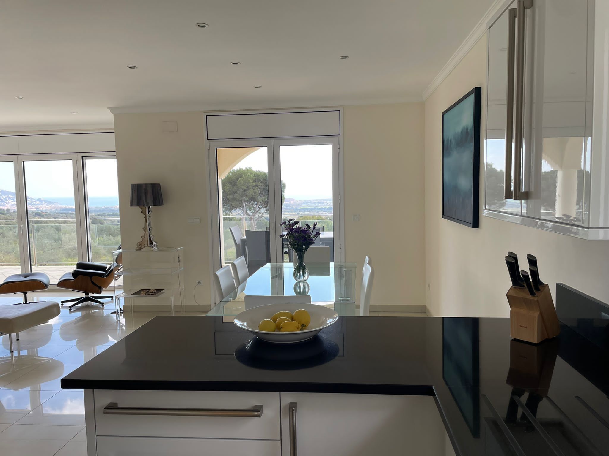Una cocina moderna con una isla central, ventanas amplias y vistas al paisaje.