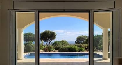 Luxusvilla in privilegierter Lage -Meerblick - Privatpool - Glasfaser Internet.