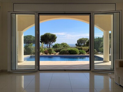 Luxury villa in a privileged location - sea view -private pool - fibre internet.