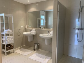 Ensemble douche/baignoire, sèche-cheveux, bidet, serviettes fournies