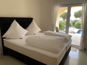 3 bedrooms, desk, iron/ironing board, travel cot