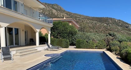 Luxury villa in a privileged location - sea view -private pool - fibre internet.