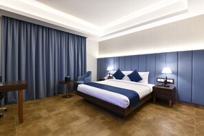 Caja de seguridad en la habitación, muebles diferentes y escritorio 