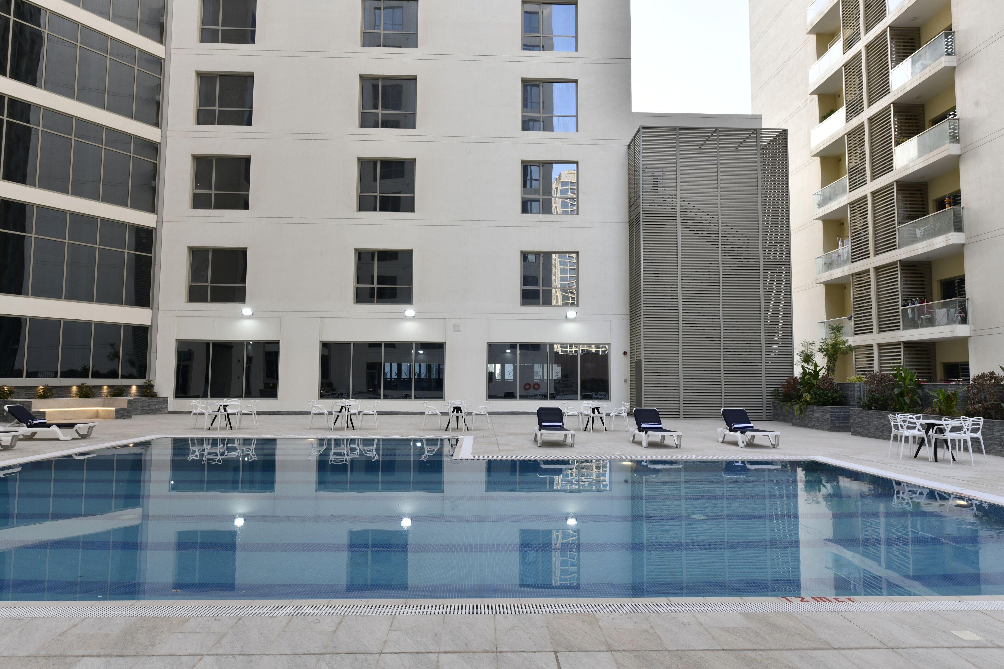 Udendørs pool, åben fra kl. 06.30 til kl. 20.00, liggestole