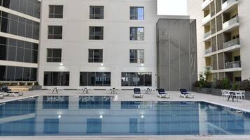 Udendørs pool, åben fra kl. 06.30 til kl. 20.00, liggestole