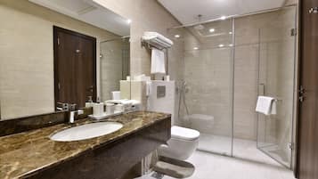 Deluxe Suite | Bathroom | Shower, hair dryer, slippers, towels