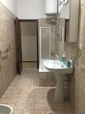 Kombination af bruser/badekar, bidet