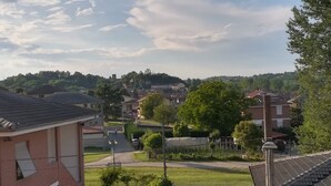 Ein Wohngebiet mit Häusern, einem klaren Himmel und einer entfernten Hügelkette.