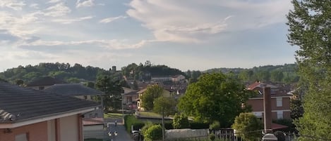 Ein Wohngebiet mit Häusern, einem klaren Himmel und einer entfernten Hügelkette.