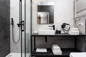 Dusche, Haartrockner, Handtücher, Seife