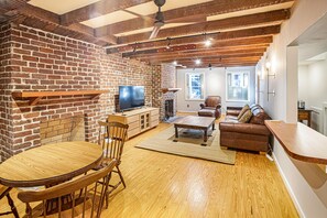 Smart TV, fireplace - Pet friendly, Historic Garden Level w/ King Bed & No Stairs by Lucky Savannah (Savannah)