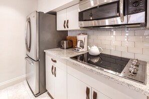 Refrigerador, microondas, horno y parrilla de estufa 