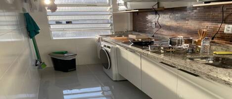 Jääkaappi, mikroaaltouuni, liesi, tehosekoitin