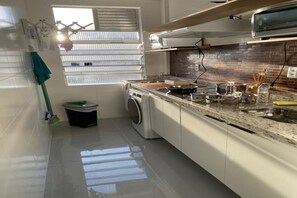 Geladeira, micro-ondas, cooktop, liquidificador