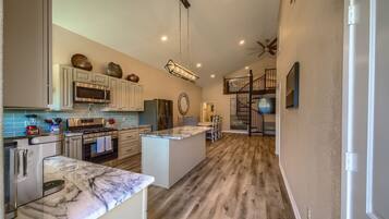 House, 3 Bedrooms | Private kitchen | Fridge, oven, coffee/tea maker, toaster