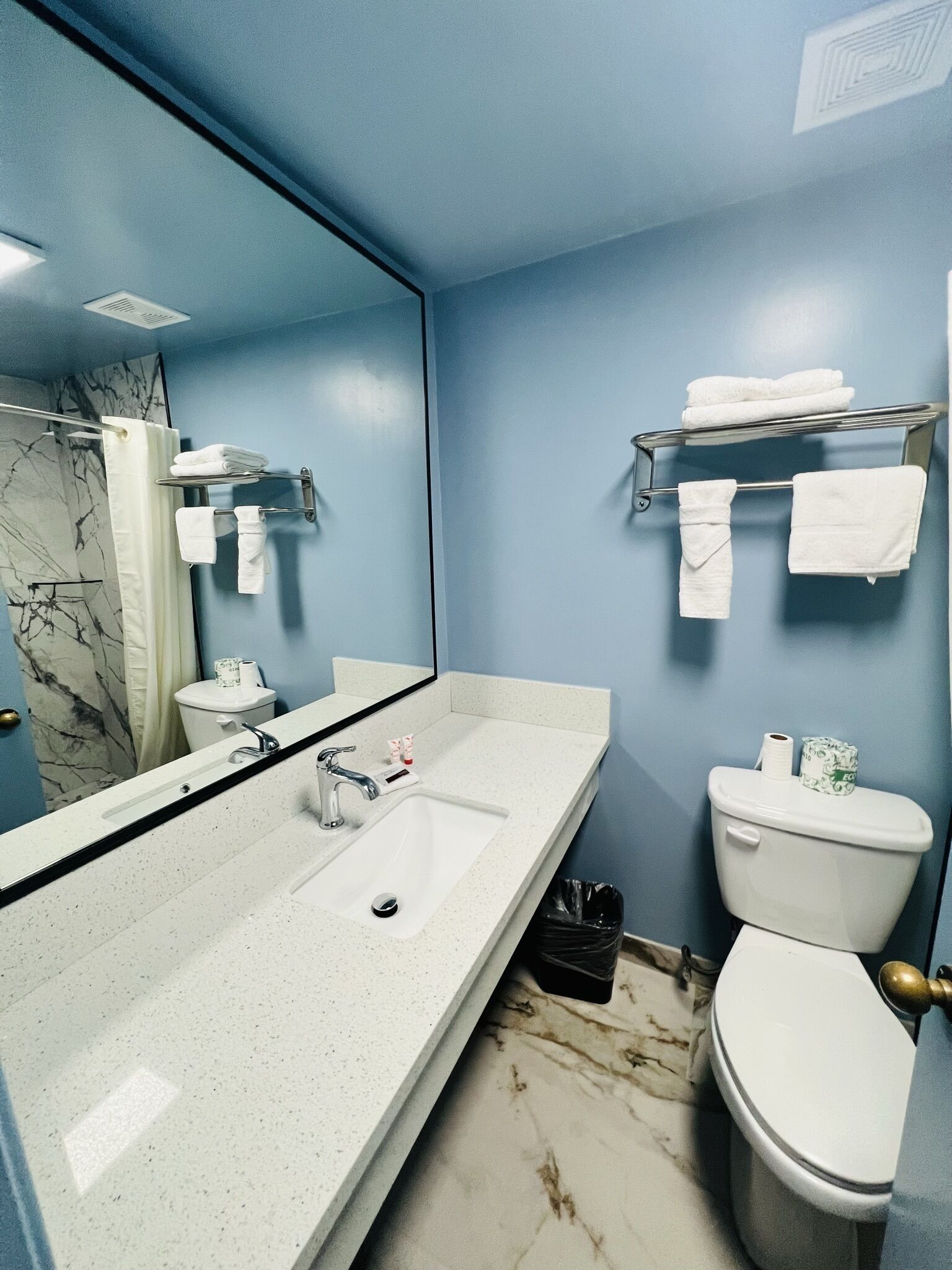 Habitación Signature, 1 cama de matrimonio grande | Baño | Ducha y bañera combinadas y toallas