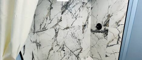 Signature Suite, 1 King Bed | Bathroom | Combined shower/tub, towels