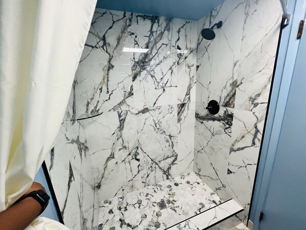 Suite Signature, 1 trĂšs grand lit | Salle de bain | Ensemble douche/baignoire, serviettes fournies