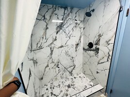 Bañera con ducha, toallas