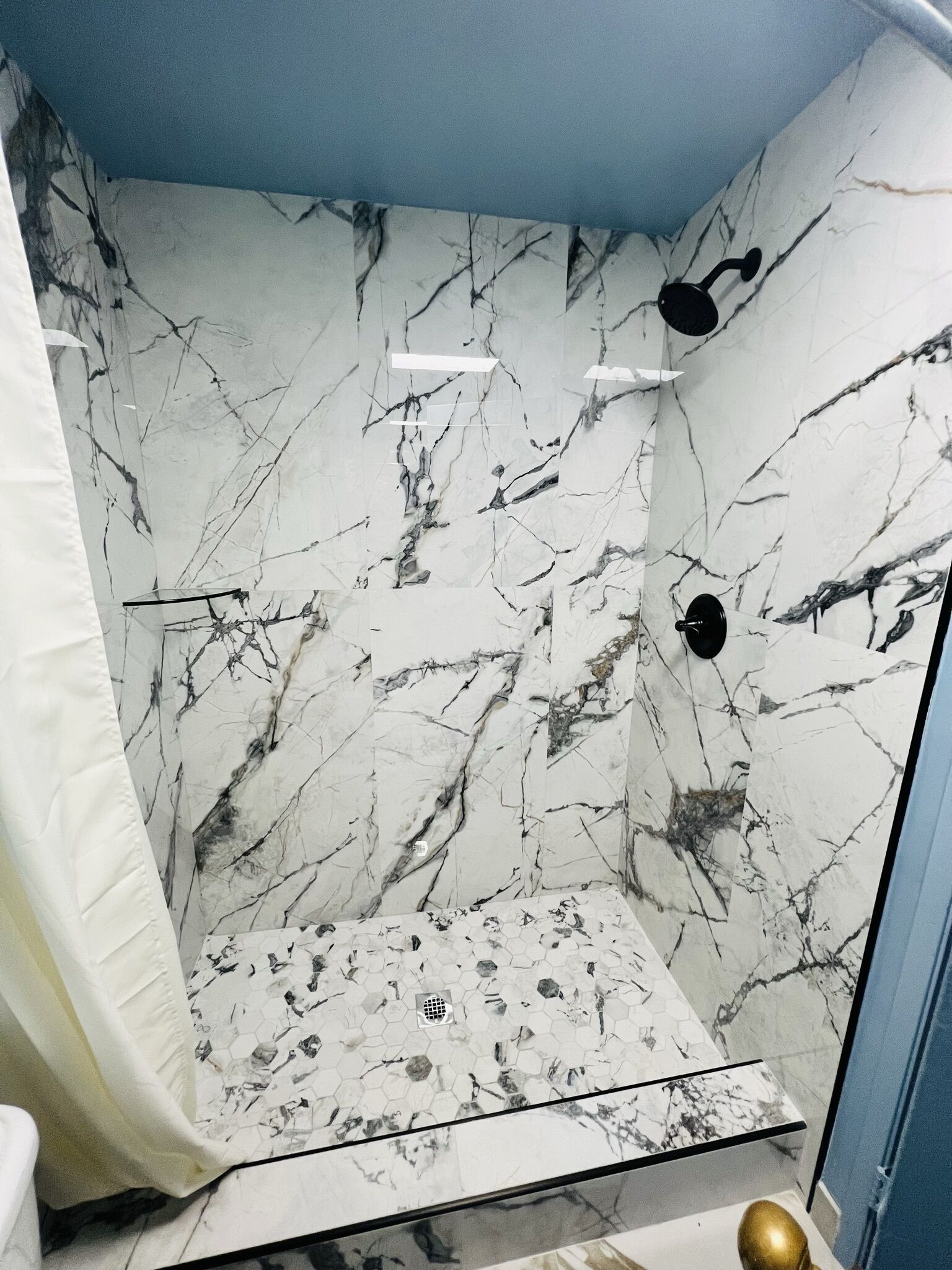 Bañera con ducha, toallas