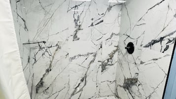 特色客房, 1 張特大雙人床 | 浴室 | 淋浴/浴缸二合一、毛巾