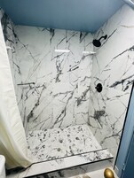 Bañera con ducha, toallas