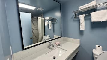 Signature Suite, 1 King Bed | Bathroom | Combined shower/tub, towels