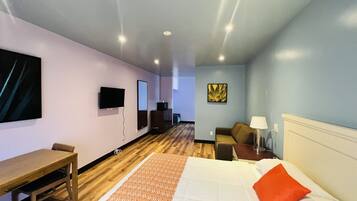 Signature Suite, 1 King Bed | WiFi, bed sheets