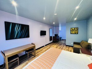 Signature Suite, 1 King Bed - Casa Playa Inn & Suites Stanton Anaheim Area (Stanton)