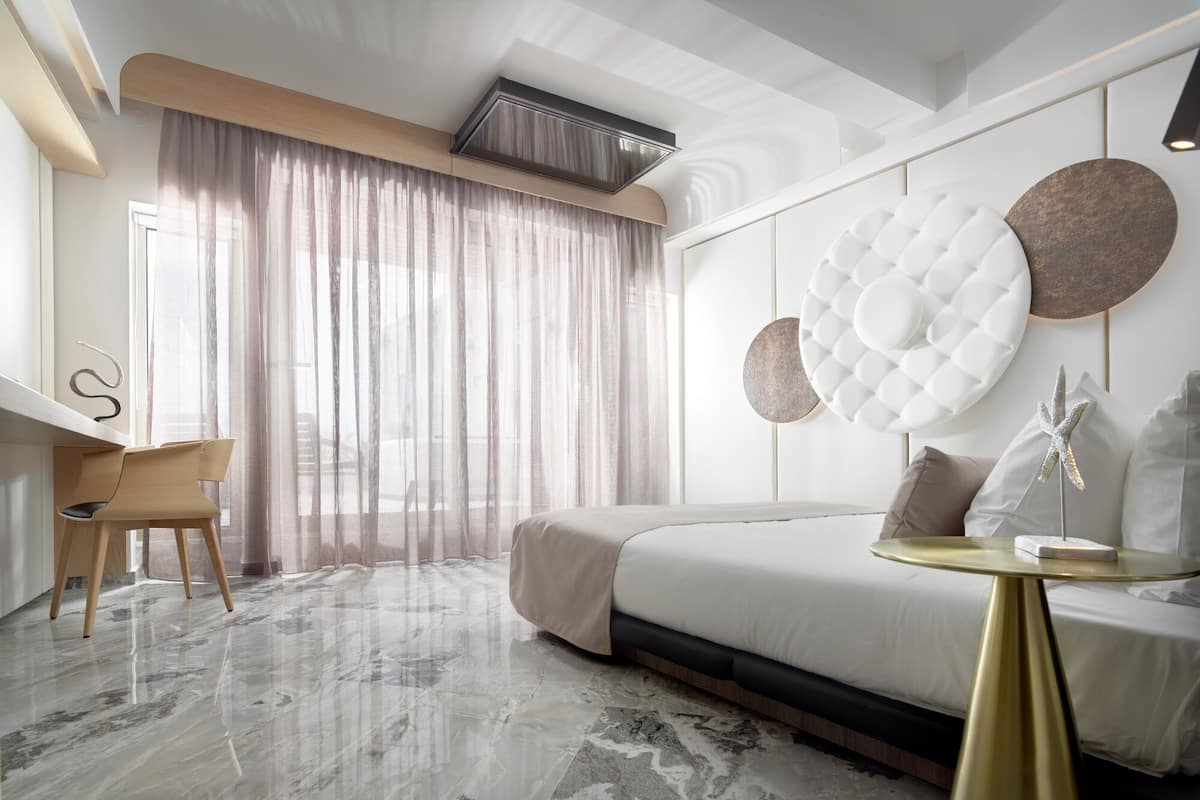 Executive Suite with Hot Tub & Sea View | Minibar, in-room safe, desk, soundproofing