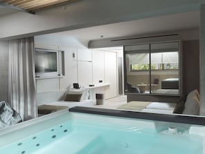 Semiground Patio Room with Hot Tub | Coin séjour | TV connectée de 40 pouces avec chaînes par satellite, télévision