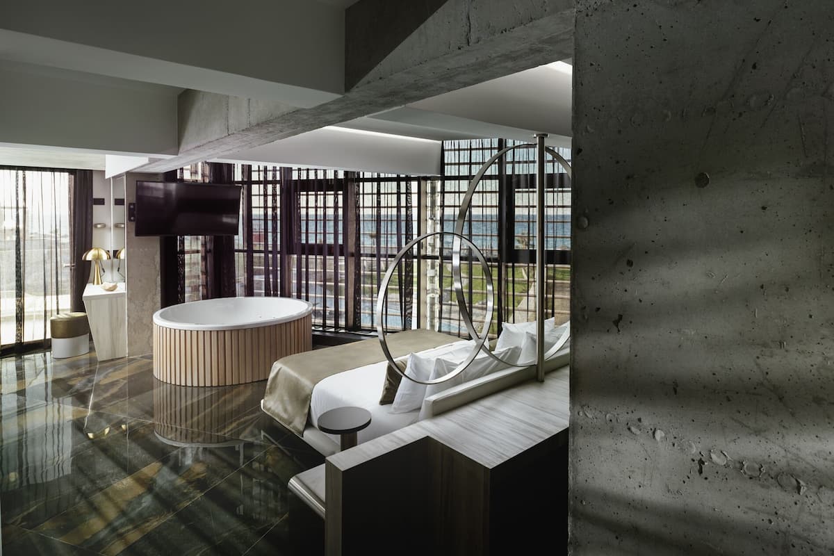 Deluxe Suite with Hot Tub & Sea View | Minibar, in-room safe, desk, soundproofing