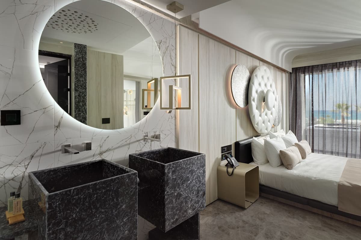 Nautilux Suite with Hot Tub & Sea View | Minibar, in-room safe, desk, soundproofing