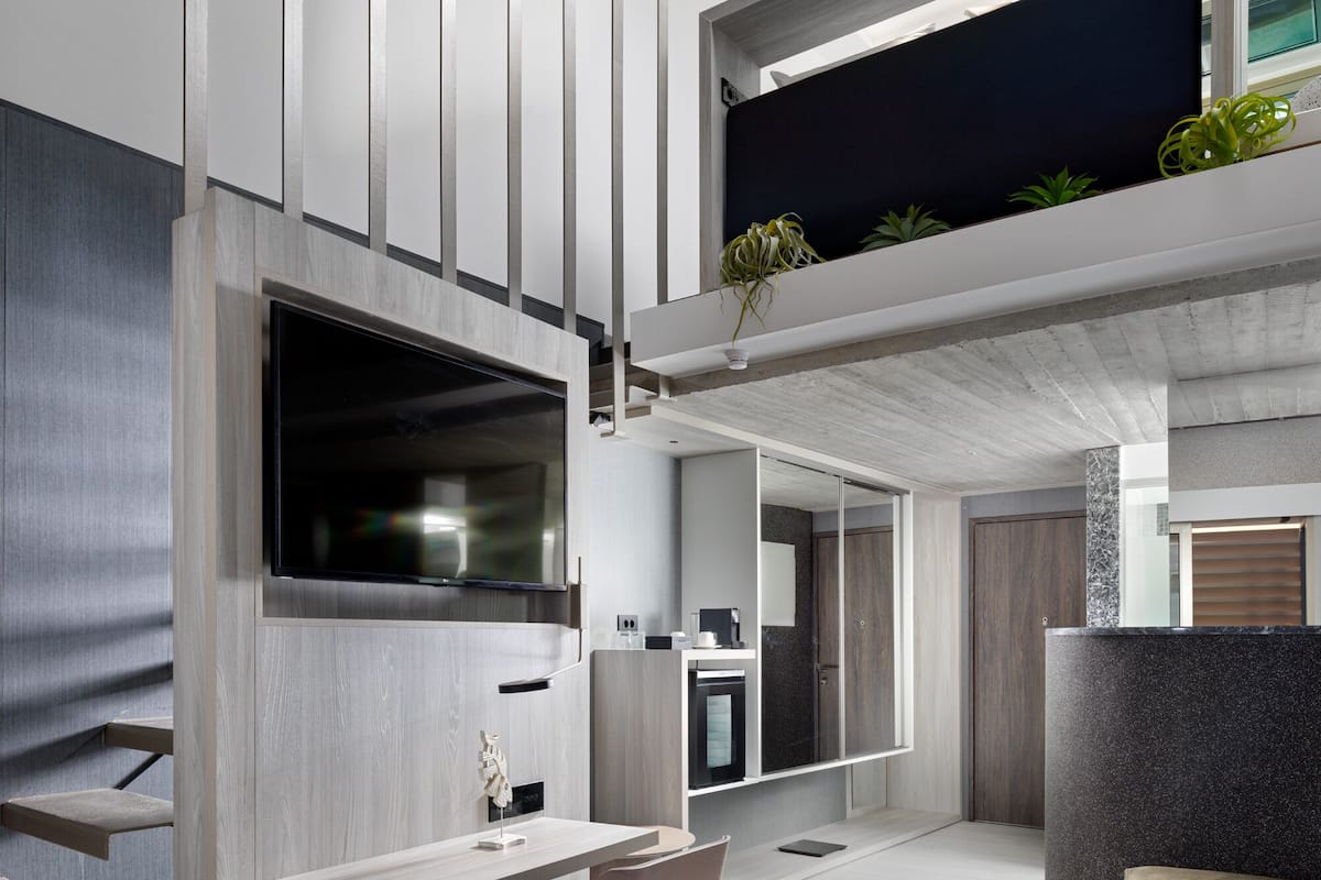 Maisonette with Hot Tub & Sea View | Minibar, in-room safe, desk, soundproofing