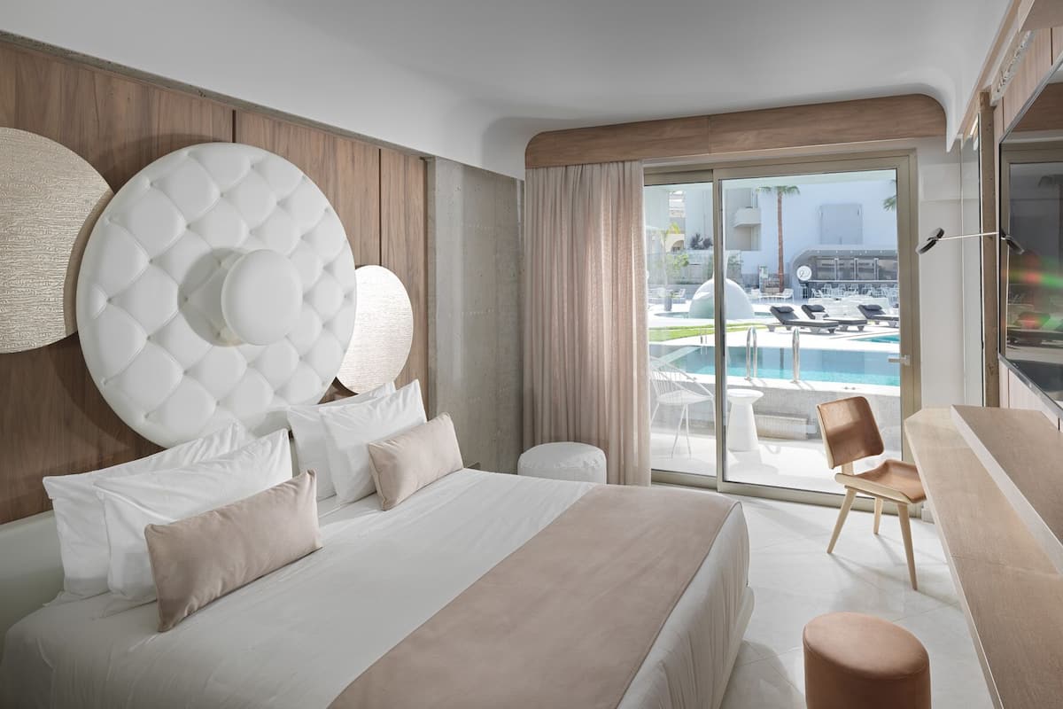 Junior Suite with Private Pool & Pool View | Minibar, in-room safe, desk, soundproofing